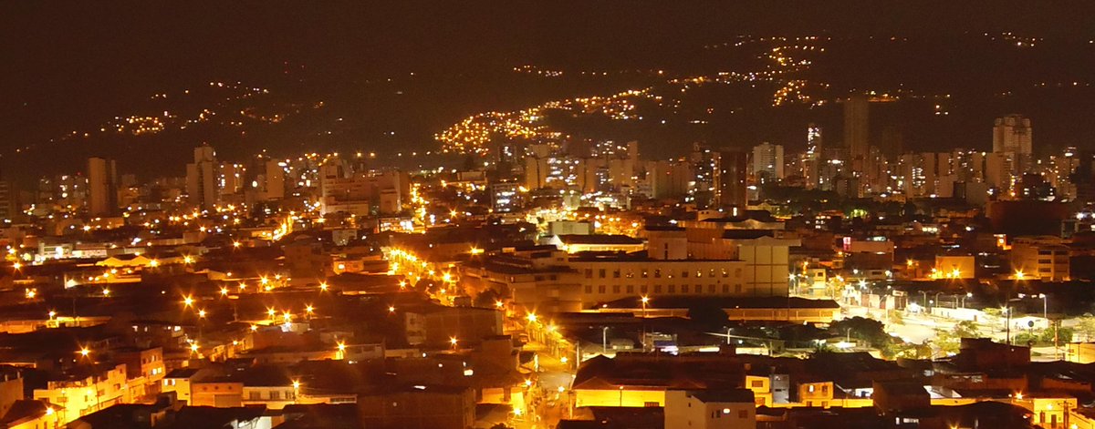 AlexanderJerezD's tweet photo. @NPlanetaRCN  Bucaramanga vestida de oro. http://t.co/xDAqxHXiPR