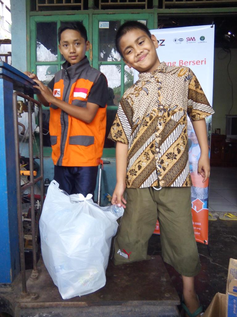 abuizzam's tweet photo. AktivitasPenimbanganSampahDariNasabahBankSampahTegalAsriKadipiroBinaanRZSolo @RZ_Solo @mandiribisa http://t.co/pwoAIjADxP