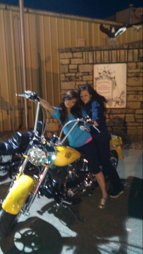 Putchyy12's tweet photo. @Allie_Duve Hahaha just got a good laugh at this pic.. http://t.co/omBngcyUwp