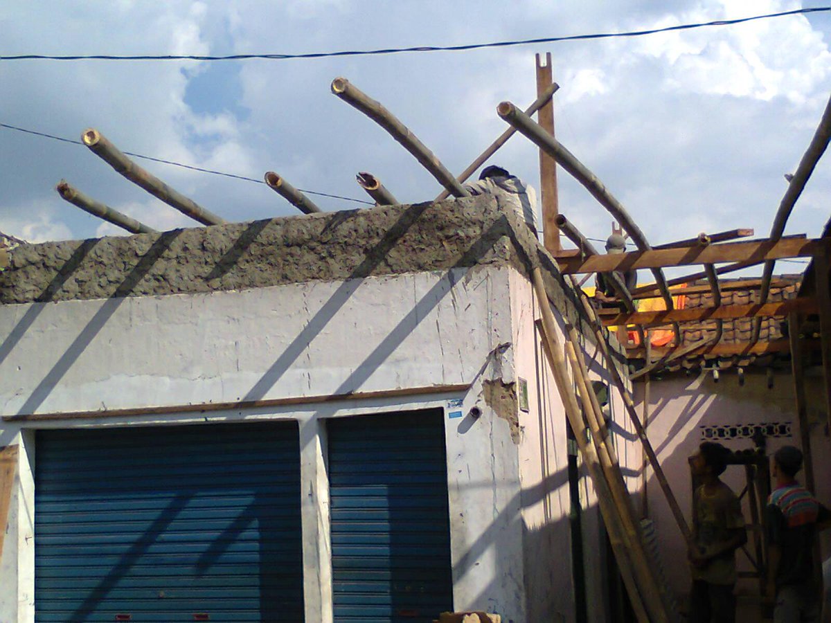 LpmSitugede's tweet photo. LPM Situgede dengan Kel. Sitigede melaksanakan#BogohkaBogor...dengan bedah rumah, fogging, beberesih dll http://t.co/uLtO9A6x4C