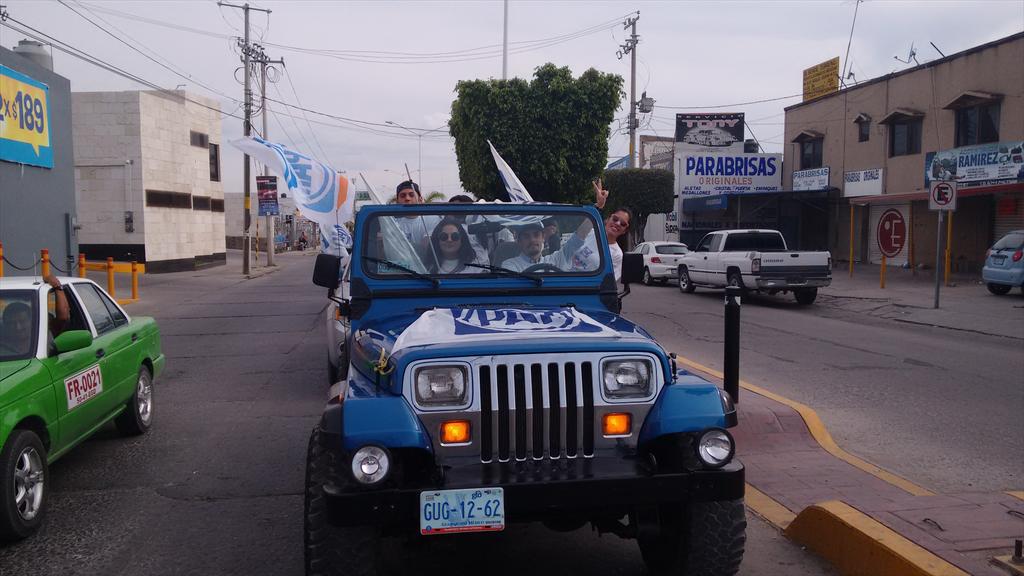EduardoLazcan0's tweet photo. Gran inicio de campaña en #SnFco @PANGuanajuato @ajsfr @HumbertGG @tnavarrogto @GuerreroGA @ShaalySegura http://t.co/d4mPqcBGhn