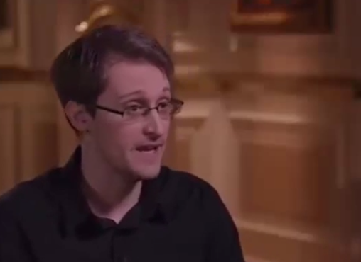 HuffPostUK's tweet photo. John Oliver gives Edward Snowden his most uncomfortable interview yet - http://t.co/j3eFx9njmt #SnowdenInterview http://t.co/m2RtaFmUVK