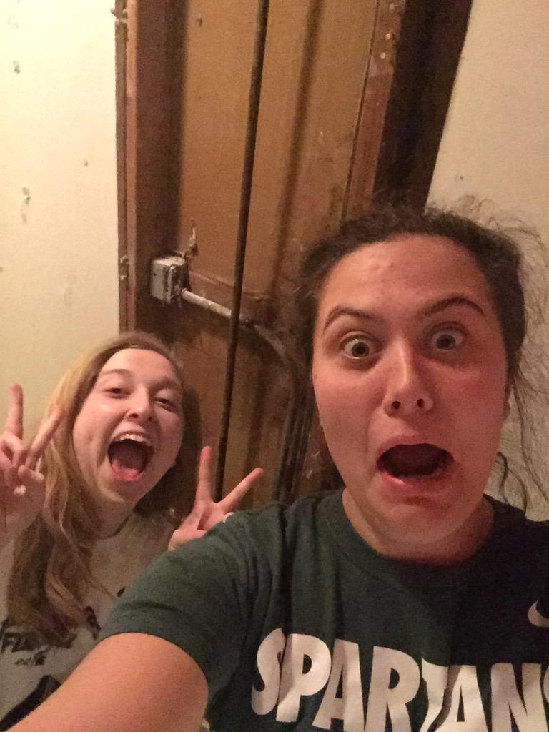 Addybordine's tweet photo. 1 am and our wall is being torn down! #yolo #whoneedssleep #ohwaitme @erinnicole161 @MeganKarney @alexa_huntfish 😳 http://t.co/xRNUF2CUl4