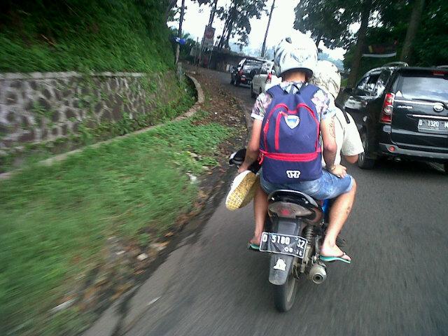 BlueHooligan___'s tweet photo. :( RT @prhnrswnt: Ninggali syamsir alam naek ojeg .Karunya teuing jang Cc: @hooliganbdg @BlueHooligan_33 @officialvpc http://t.co/CoaCCjEwm2