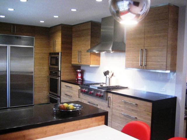 LA_Kitchen_Bath's tweet image. Modern kitchen featuring slab door cabinetry and LED lighting... #bestkitchens #villa #visiondesign #archidaily #home