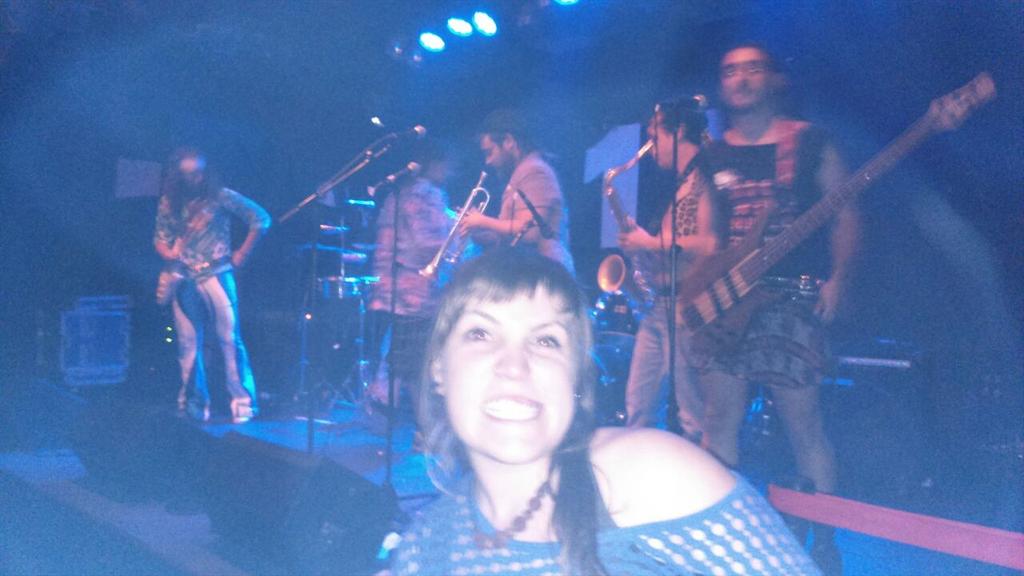 JessicaOset's tweet photo. Todavía con dolor de pies del conciertazo de @ElBastonDLVieja @anaarocii jajaj http://t.co/cVowgcwDdg