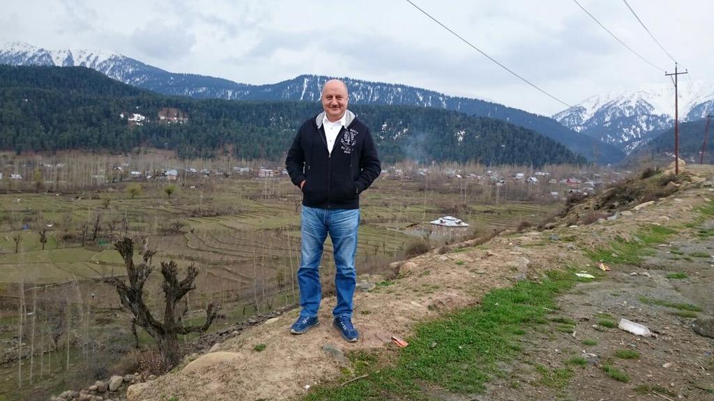 AnupamPKher's tweet photo. On my way to Gulmarg. Is there a more beautiful place than our Kashmir.:) http://t.co/PhC7wHhPvt