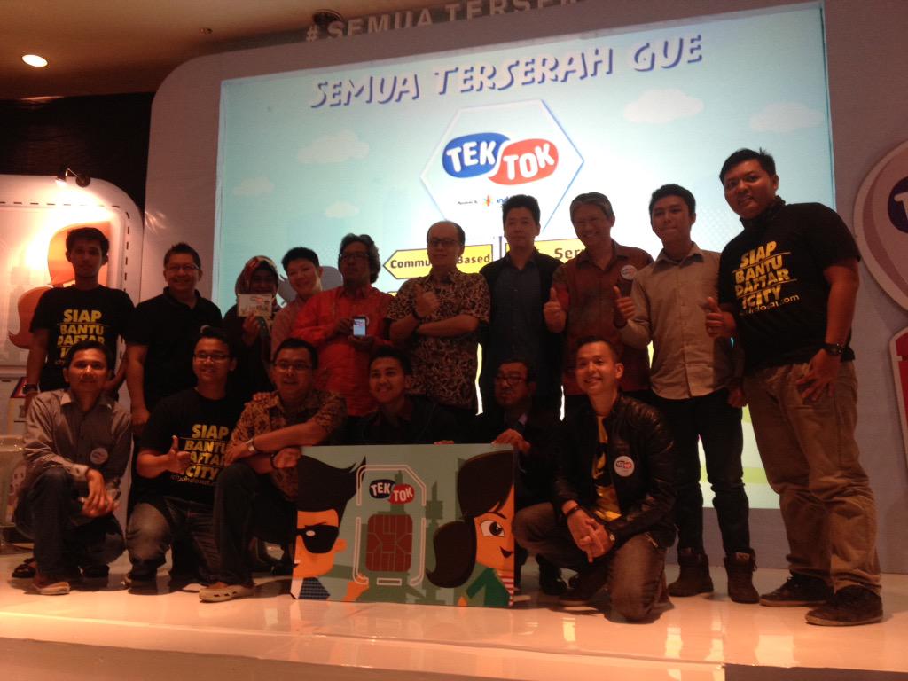 Yeaah! Foto session bareng para komunitas dan para pengisi acara di Grand Launch TekTok Mobile! #TekTokan