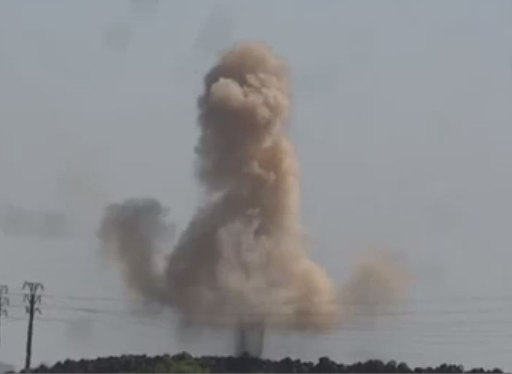 JulianRoepcke's tweet photo. A nuclear mushroom or a message from hell?
No!
Just one of #Assad's barrel bombs on #Simlin.
https://t.co/7jeHH8Ki12 http://t.co/dxQ5WP0Gg3