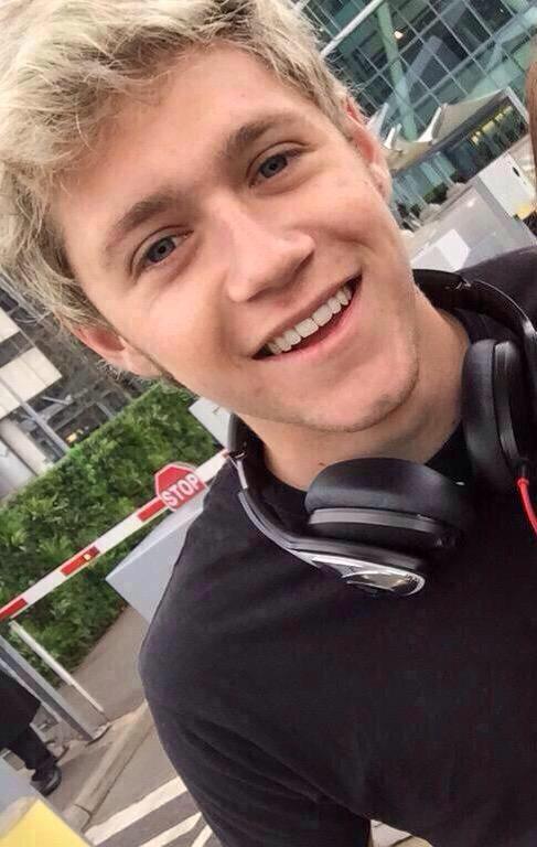 1DofficialofINA's tweet photo. Niall at Heathrow Airport yesterday in London 🙊🙊 http://t.co/bkAEIyLR2W