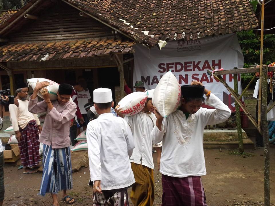 Daarul_Quran's tweet photo. #HARSENA2015 Sedekah anda semakin berkah melalui #SedekahMakanSantri http://t.co/Asp5pL69cr