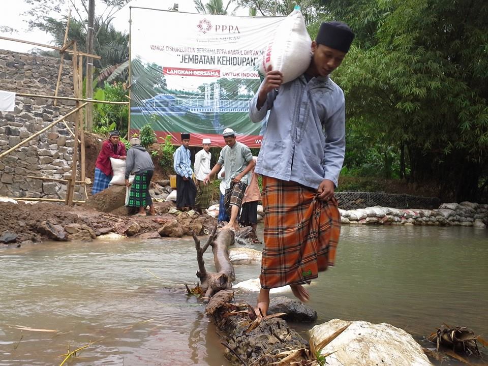 Daarul_Quran's tweet photo. 1. #SedekahMakanSantri baru-baru ini disalurkan utk warga Ds Ciseurehen, Kab. Pandeglang Banten #HARSENA2015 http://t.co/ViGL7Uqscv