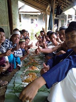 3. #SedekahMakanSantri juga diberikan pada santri pondok pesantren di desa tersebut. #HARSENA2015