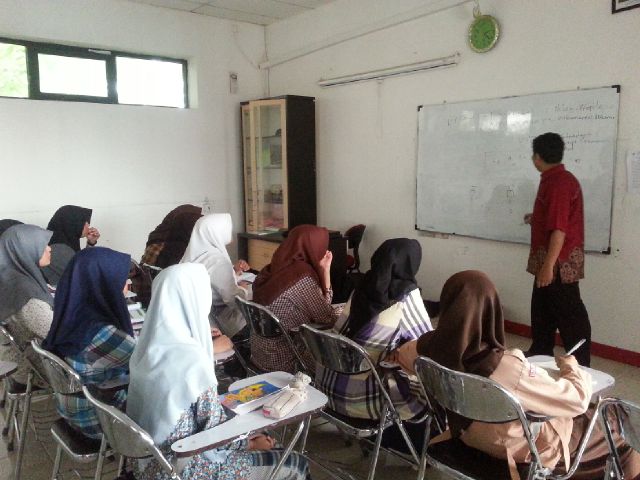 santriwati  <a href="/DaquPutri/">Daqu Putri Cikarang</a> mengikuti kelas photografi dan vidiografi di pesantren