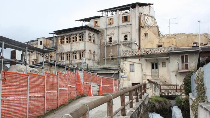 A 6 anni dal terremoto #LAquila è ancora una città fantasma
lastampa.it/2015/04/05/ita… di <a href="/mariacorbi/">Maria Corbi</a>