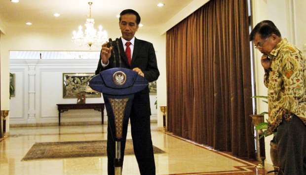 amD_GP's tweet photo. Test the water. Hmm. "@tempodotco: Jokowi Cabut Perpres Uang Muka Mobil Pejabat http://t.co/zowV2ERusK http://t.co/YcBecGnF2X"