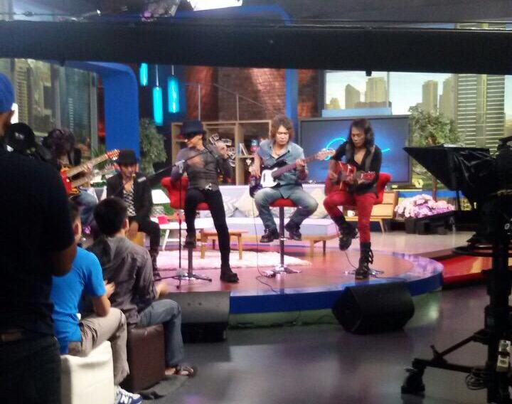 __rif's tweet photo. /rif pun sempat ngobrol2 di @SarahSechan_NET minggu lalu, will be on air soon #inforif http://t.co/O4zH8OJ3hQ