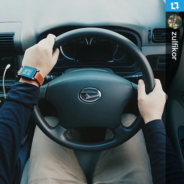 pebblenesiaid's tweet image. #Repost @zulfikor
・・・
Drive safely, guys!

#handinframe #pebblewatch #vscocam #Pebblenesia #pebblesmartwatch