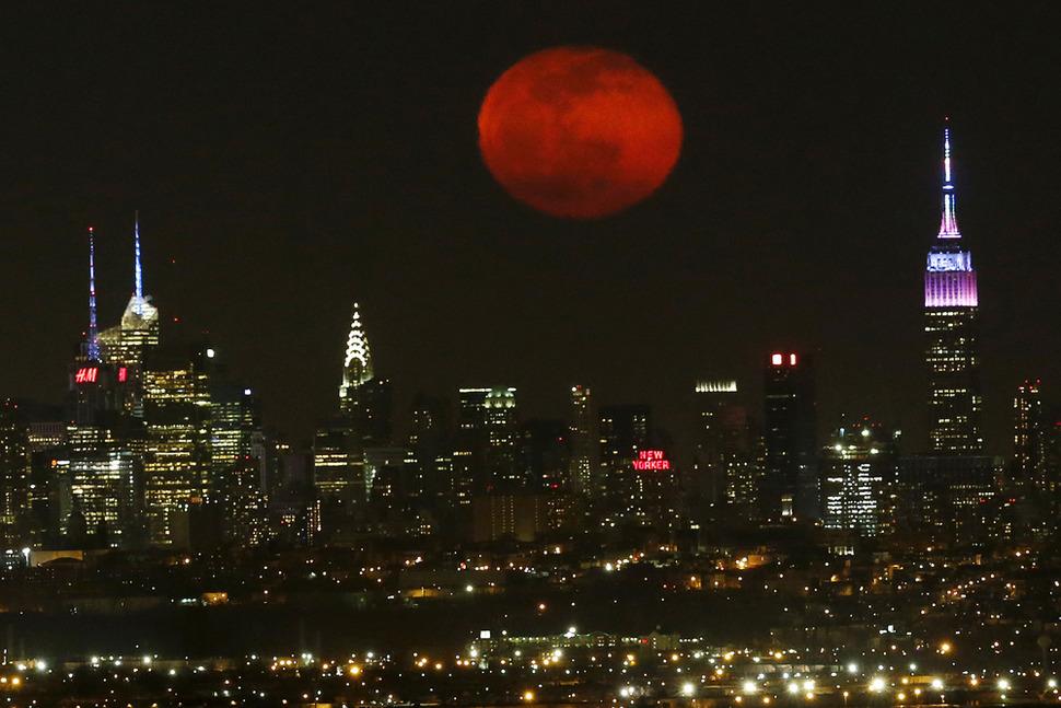 [포토] 자연과 인간의 합작품···뉴욕 하늘의 보름달 
이날 전세계에서는 보름달이 지구 그림자에 가려져 완전히 사라지는 개기월식이 진행됐다.hani.co.kr/arti/internati…