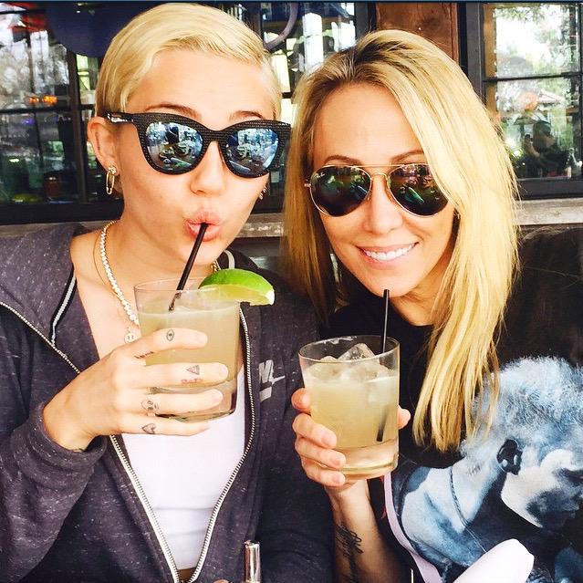 MileyStyleFR's tweet photo. #ExactLook La même veste que Miley est dispo ici: http://t.co/AfVoc1Tt32 http://t.co/0fMJXqQIWd