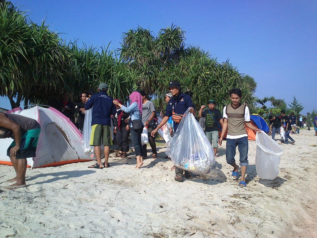 semarangpeduli's tweet photo. Bersih pantai blebak, jepara bersama para sahabat relawan http://t.co/fK5WFvRbEq