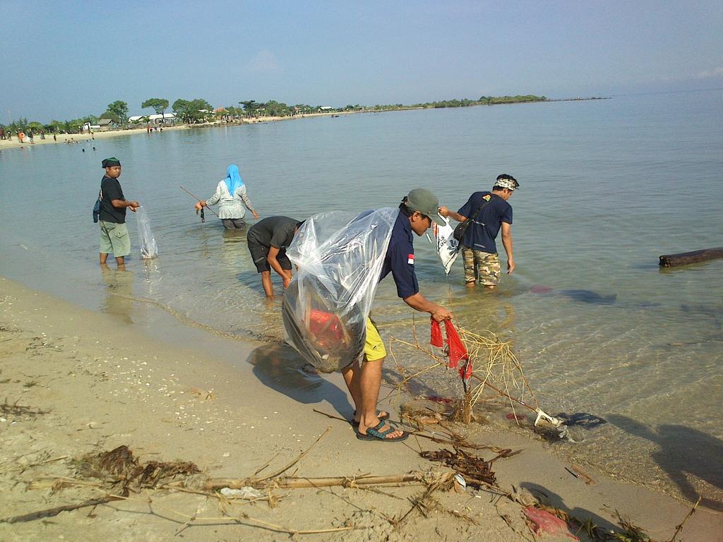 semarangpeduli's tweet photo. Bersih pantai blebak, jepara bersama para sahabat relawan http://t.co/fK5WFvRbEq