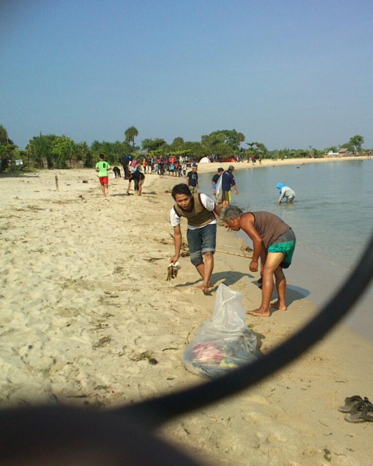 semarangpeduli's tweet photo. Bersih pantai blebak, jepara bersama para sahabat relawan http://t.co/fK5WFvRbEq