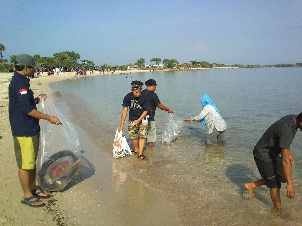 semarangpeduli's tweet photo. Bersih pantai blebak, jepara bersama para sahabat relawan http://t.co/fK5WFvRbEq
