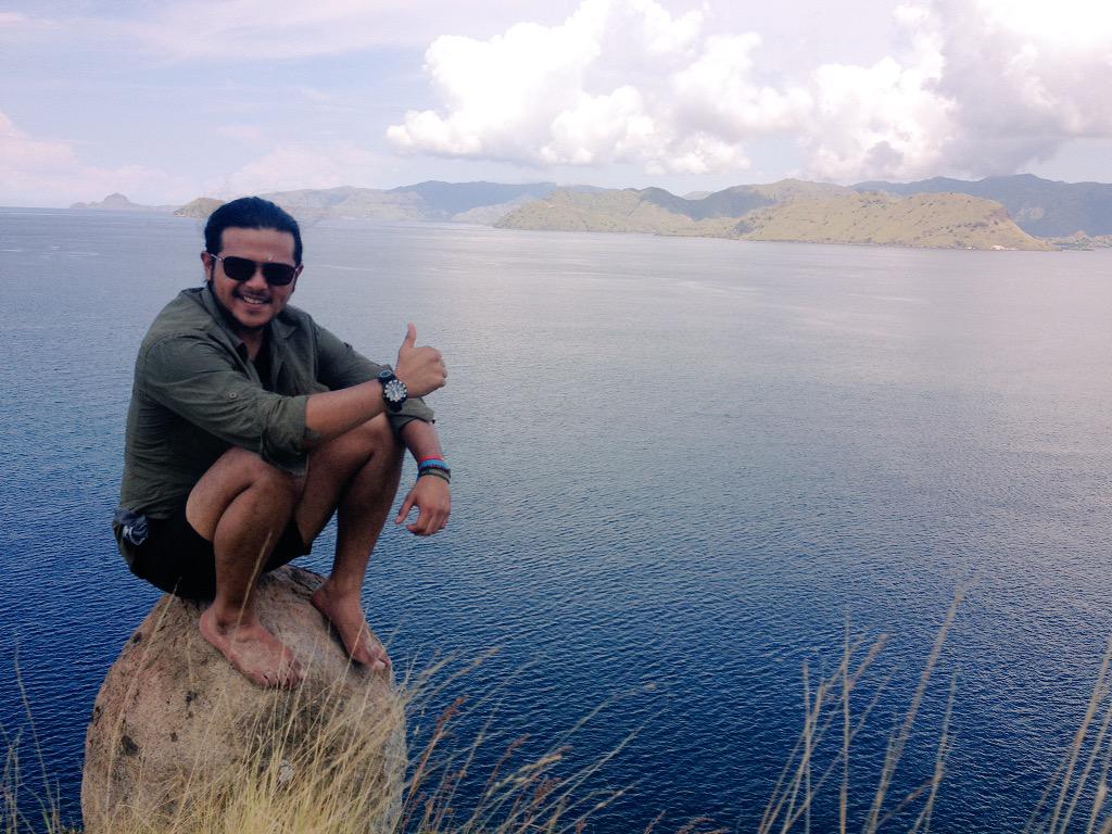RamonYTungka's tweet photo. #latepost bersyukur terlahir sebagai pemuda Indonesia. Itu Wajib. Kemarin di pink beach, http://t.co/2a88LCgr2I