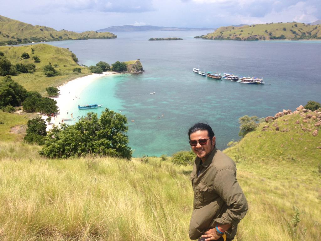 RamonYTungka's tweet photo. #latepost bersyukur terlahir sebagai pemuda Indonesia. Itu Wajib. Kemarin di pink beach, http://t.co/2a88LCgr2I