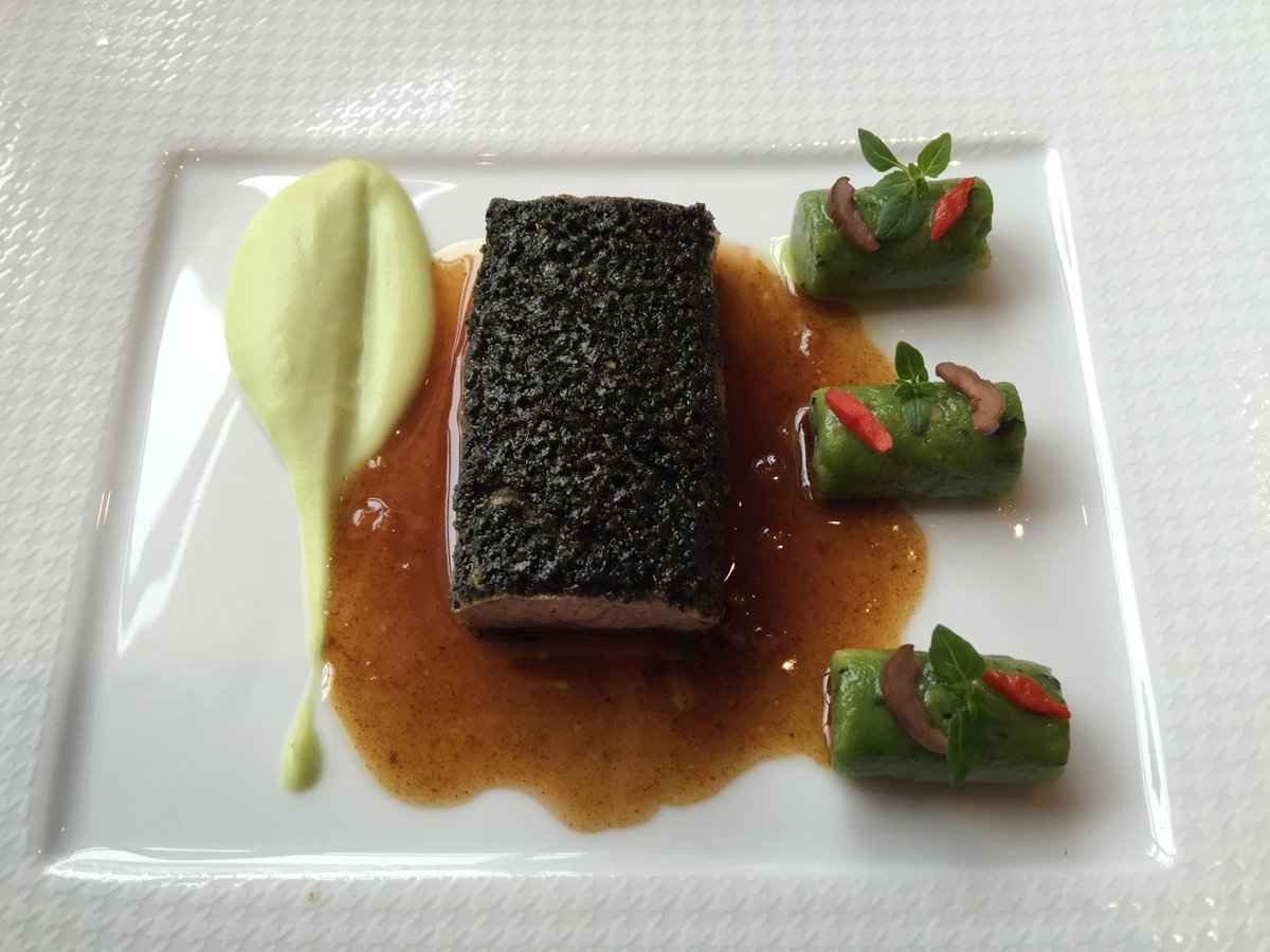 Agneau pascal oui mais on change de l'éternelle recette: selle d'agneau de lait rôtie croûte de nori <a href="/LeBristolParis/">Le Bristol Paris</a>