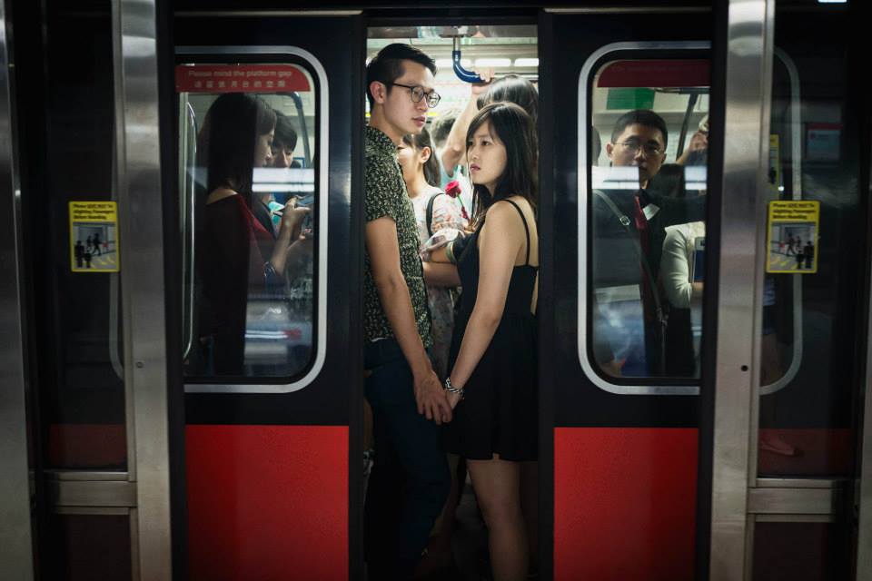 therakyatpost's tweet photo. 36 year old Edwin Koo captured moments of Singaporeans just 5 seconds before the MRT doors close #PeopleOfTransit http://t.co/UPn4tRXkOs