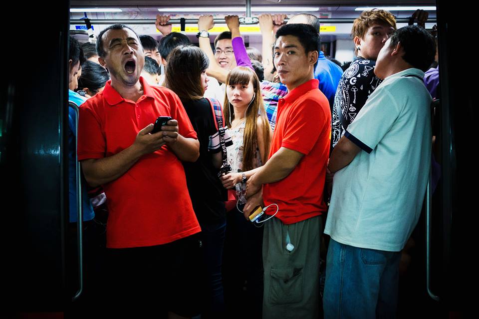 therakyatpost's tweet photo. 36 year old Edwin Koo captured moments of Singaporeans just 5 seconds before the MRT doors close #PeopleOfTransit http://t.co/UPn4tRXkOs