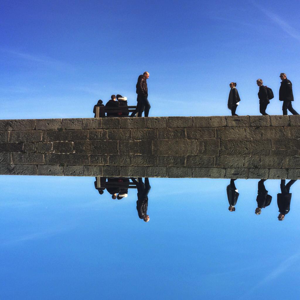 YoungEoin's tweet photo. Walking against a clear blue sky #Layout http://t.co/WGNWmRrEsh