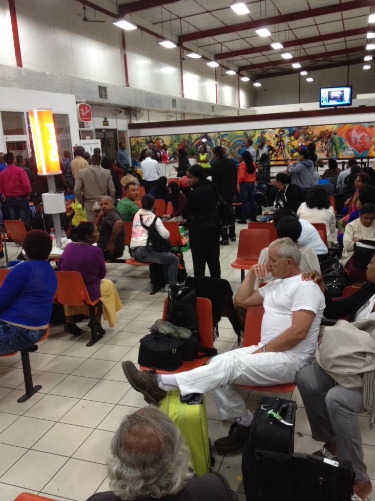Jeffarto's tweet photo. @SurinamAirways @Jeffarto: @SurinamAirways 24 uur vertraging op 5-4-15. De liefde is over, sorry. #slm #chaos http://t.co/EqkGwmZsg6