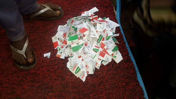 RenewedHopeUK's tweet photo. [PHOTONEWS] 3000 PDP Members Decamp to APC. Tear PDP Membership Cards in public| #GMB15 #Ambode2015| @AkinwunmiAmbode http://t.co/Tr8Jrxwydn