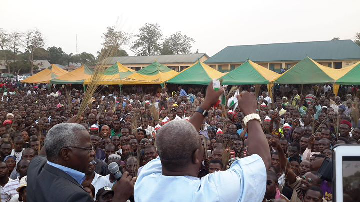 RenewedHopeUK's tweet photo. [PHOTONEWS] 3000 PDP Members Decamp to APC. Tear PDP Membership Cards in public| #GMB15 #Ambode2015| @AkinwunmiAmbode http://t.co/Tr8Jrxwydn
