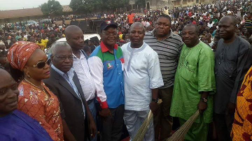 RenewedHopeUK's tweet photo. [PHOTONEWS] 3000 PDP Members Decamp to APC. Tear PDP Membership Cards in public| #GMB15 #Ambode2015| @AkinwunmiAmbode http://t.co/Tr8Jrxwydn
