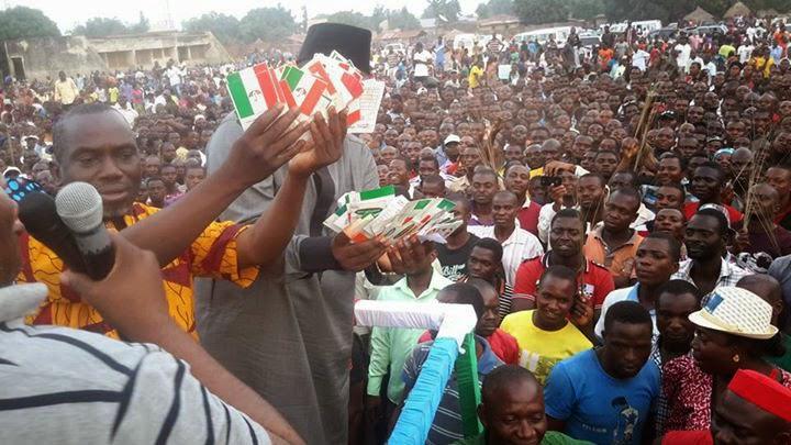 RenewedHopeUK's tweet photo. [PHOTONEWS] 3000 PDP Members Decamp to APC. Tear PDP Membership Cards in public| #GMB15 #Ambode2015| @AkinwunmiAmbode http://t.co/Tr8Jrxwydn