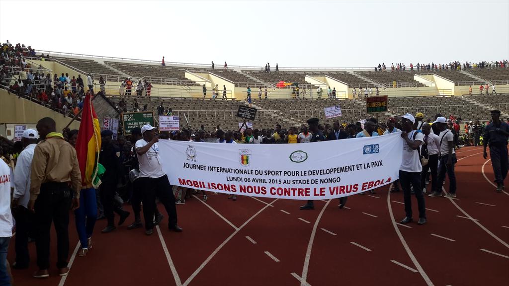 DoreDomani's tweet photo. En live: La jeunesse en symbiose avec la journée internationale du sport au stade de nongo... http://t.co/lnJi6pozf9