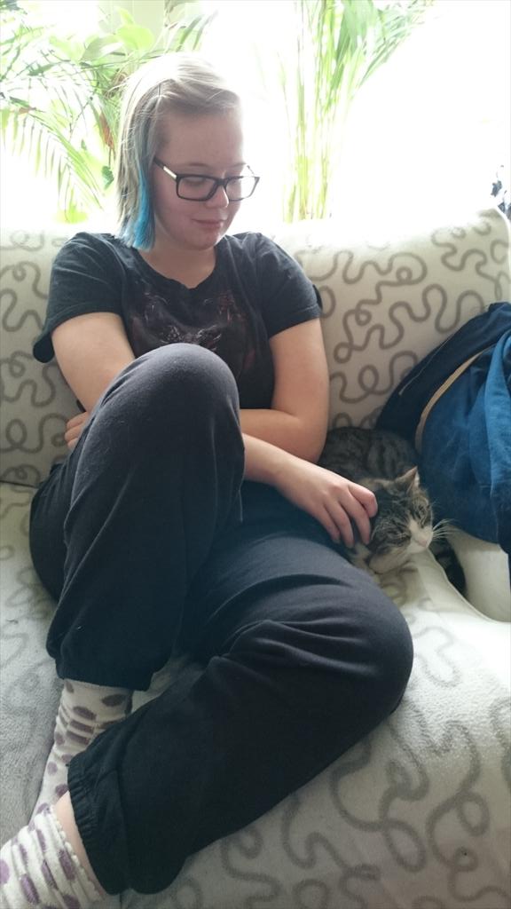 MrsZidde's tweet photo. @Ellikotten är den enda som Frida tycker om förutom mej. http://t.co/e1aZ286Gqn