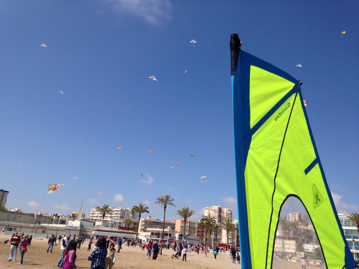 pobladefarnals's tweet photo. El domingo se celebro en la playa "El día de la Cometa" con gran éxito,,, http://t.co/bR4Fysj3hT