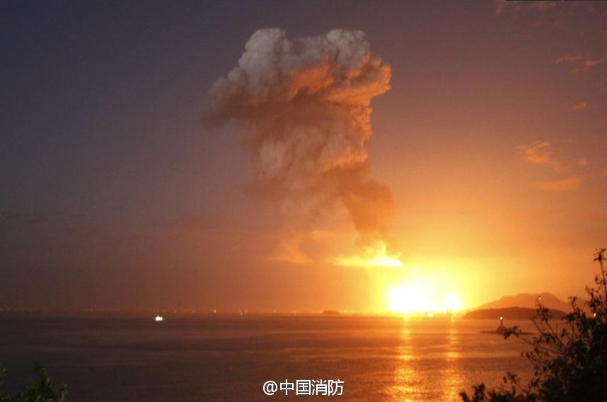 PDChina's tweet photo. 131 fire trucks, 783 firefighters at the scene of #Gulei #PX plant explosion. Over 10 injuries sent to hospital. http://t.co/ywwbIb3cRO