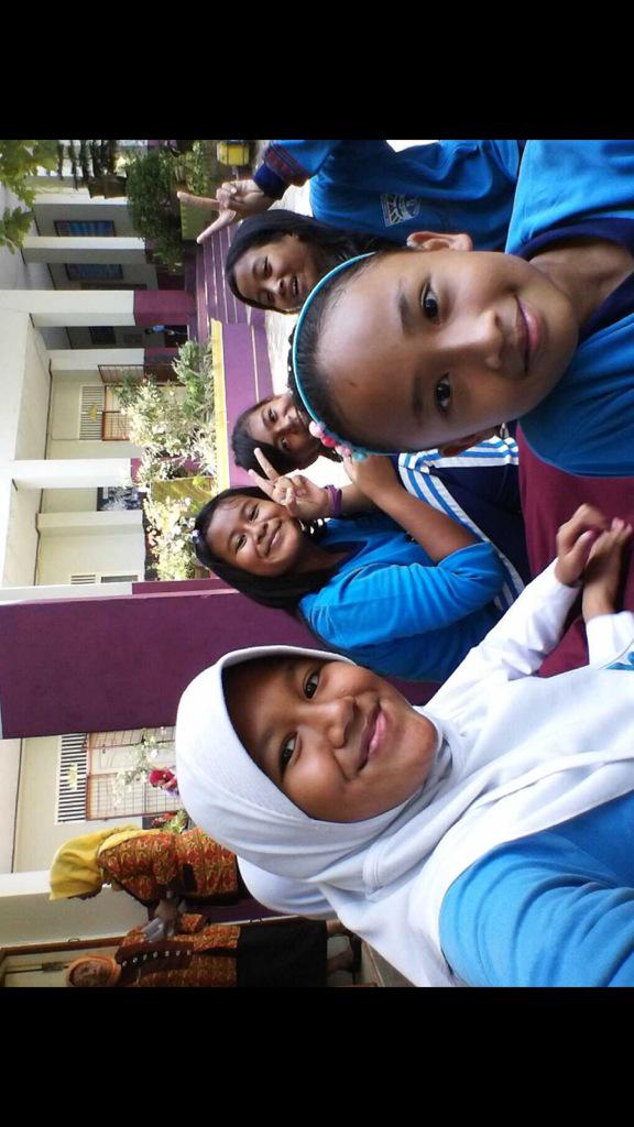 fayza_fayy's tweet photo. @6Journey @Ayoeshinta1 @VaniaRahmita @ahma_fahmi @aldikiky http://t.co/jIjvCnP3JM