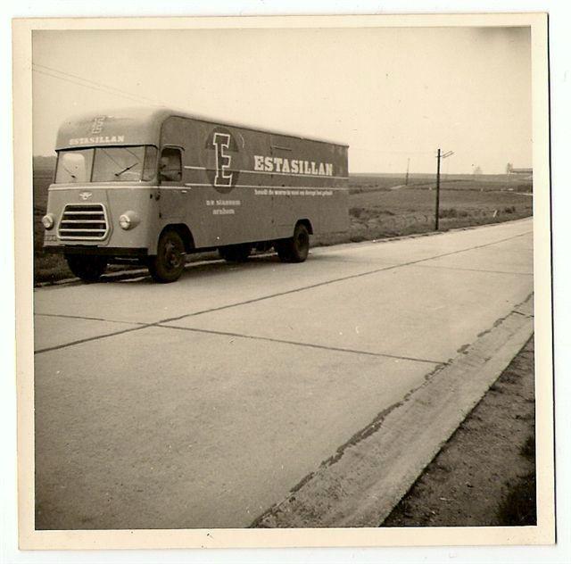 jvsanten's tweet photo. Onze eerste verhuiswagens. http://t.co/AJrfDIvY3C http://t.co/x2bsYMKexf