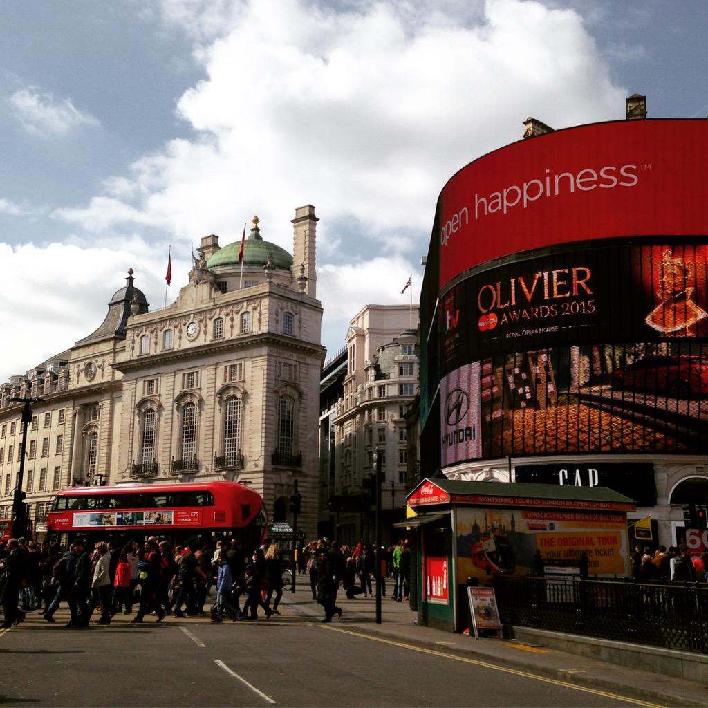 IsabelaParis's tweet photo. Picadilly Circus #London #England #Bus #Picadilly #WeekEnd #Happiness #GoodMorningEngland #OutOfParis #photooftheday http://t.co/s5LaJFNRse