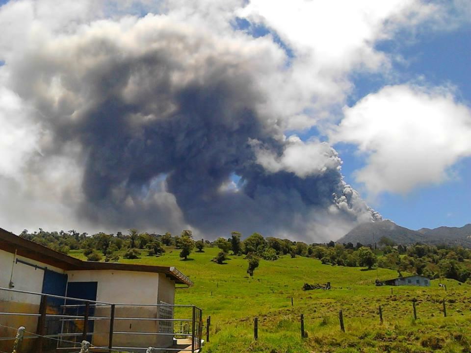 LpLpez's tweet photo. El coloso #matoneando #volcanTurrialba http://t.co/2GMrAn8Uol