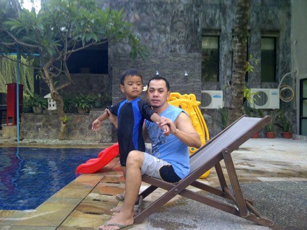 GayPaluID's tweet photo. @Dedededean999 @Nu_Dicklicious ada yg kenal dia? Bantu RT plis :) http://t.co/j3tZvyl9WH
