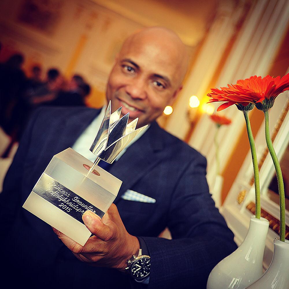 Jarovanmeerten's tweet photo. #hoffelijkheidsprijs met @HumbertoTan. Was vorige week een gezellige middag in @deleuropeams met #PrincessTraveller http://t.co/6XoNRcv6Ns
