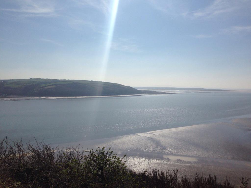Em_EWood's tweet photo. @DerekTheWeather First sand castle and beach picnic of the year at the beautiful Llansteffan today! http://t.co/d5rhLvl7fF